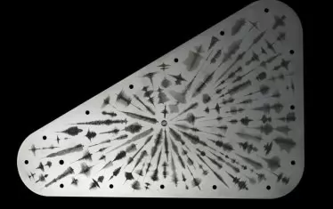 На плочката има и преобразувани в звукови вълни аудиофайлове с думата "вода", произнесена на 103 езика