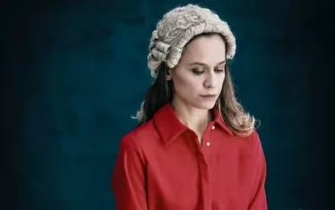  Ролята на Телбис е играна на Бродуей от Джоди Комър.