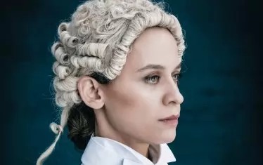  И тук, както и в сериала "Вина", актрисата влиза в образа на силна млада жена с кауза.