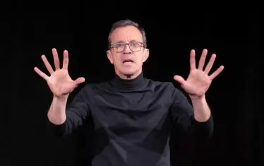  Пламен Манасиев е конферансие в дамското кабаре.