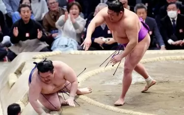 Новобранецът с ранг 17-и маегашира изхвърля от дохиото 6-и маегашира Гонояма за шампионската си победа в Осака.