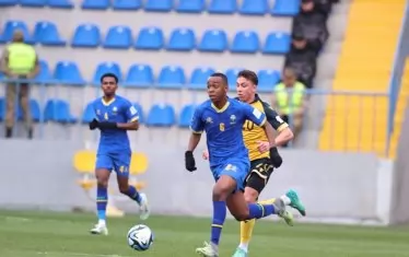 Халфът Филип Кръстев (на заден план) се опитва да догони и да отнеме топката от Фейсал Салум по време на мача в Азербайджан.