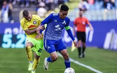 Капитанът на "Левски" в домакинството срещу "Крумовград" Цунами (вдясно) се опитва са се измъкне от Димитър Тонев.