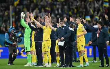 Украинските футболисти поздравяват своите фенове на стадиона във Вроцлав след победата над Исландия.