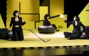  Персонажите са почти неразличими под еднаквите костюми.