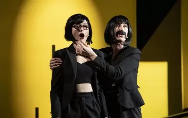  Бутафорни мустаци и съпругът "хипнотизира" жената.