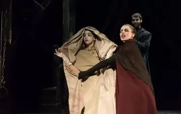  Неда (вдясно) в проекта "Бесове" по Достоевски в Театрална работилница "Сфумато".