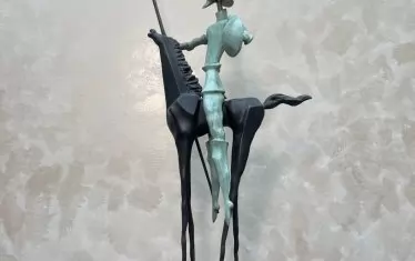  Пластика на Дон Кихот - обичан герой в творчеството на скулптора.