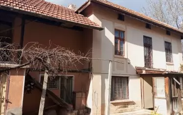  Изглед откъм двора.