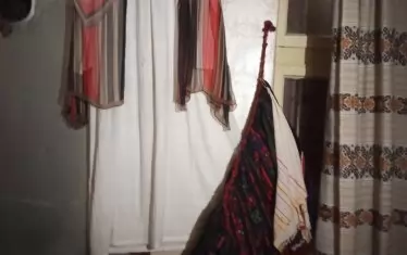 Вътре в къщата могат да се видят сценични костюми на оперната прима...