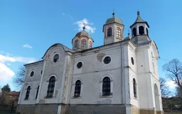 Църквата в Беглеж - внушително здание, за съжаление с олющена фасада.