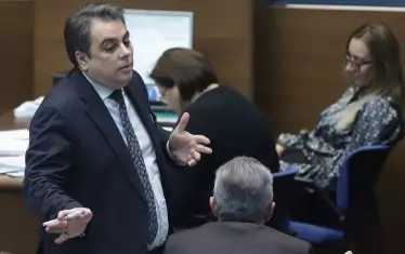 Асен Василев се обяснява за бюджет 2024. Предложената от него "врътка" от плащания между отделни енергийни фирми, целяща да осигури 1 млрд. лв. за дефицита във Фонд "Сигурност на електроенергийната система", бе отменена от служебното правителство.