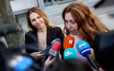  Петя Банкова (вляво) и адвокатката й Аделина Натина преди бившата шефка на митниците да бъде арестувана