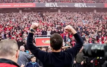 Треньорът Чаби Алонсо обира овациите от трибуните.