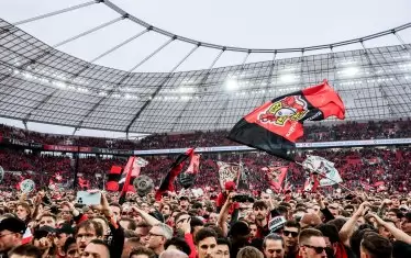 Хиляди запалянковци изпълниха терена на стадиона, за да празнуват заедно с играчите.