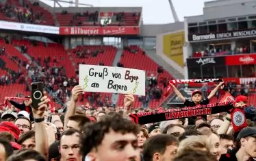 "Поздрав от "Байер" за "Байерн" - лаконичното послание от саморъчния плакат.