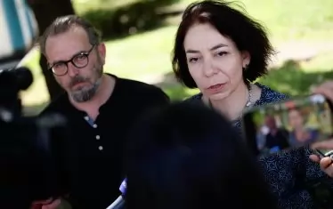 Художникът Красимир Терзиев и зам.-кметът по култура Яна Генова представят инсталацията в Градската градина.