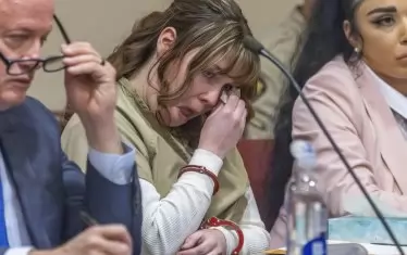 Оръжейничката се разплака при обявяването на присъдата.