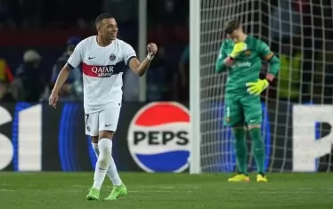 Нападателят на ПСЖ Килиан Мбапе ликува, а вратарят на "Барса" Марк-Андре тер Стеген е посърнал след последното попадение в реванша от 1/4-финалите.