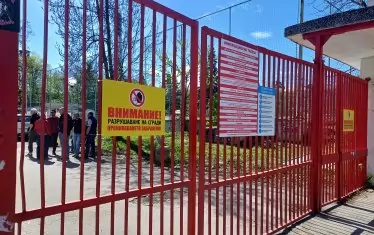 Централният портал на стадиона е затворен и вътре не се допускат външни лица, освен ангажираните с демонтирането на съоръжението и хора от клуба.