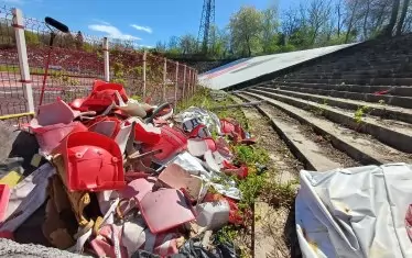 Повечето пластмасови седалки бяха подарени на аматьорски клубове от страната, а негодните са събрани за извозване.