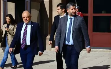 Лидерите на ПП-ДБ напуснаха преждевременно консултациите.