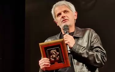 Стоян Радев с приза за най-добра режисура на комедиен спектакъл.