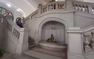 Реновираният вход на "Яйцето"