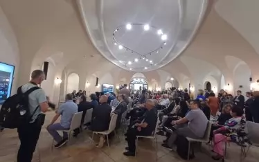 На тавана на "Яйцето" светлината е под формата на безкрайност - като символ на безкрайния път към доброто и светлината, които следва да водят младите.