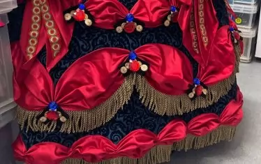 По костюмите и реквизита има над 1200 пришити декоративни елемента.