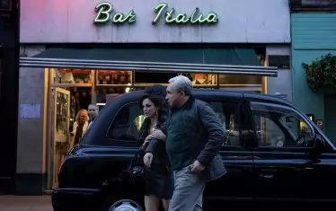 Филмът е особено старателен в "изпирането" на образа на бащата Мич.