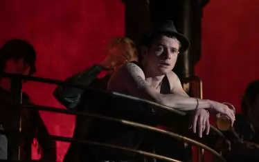 Джак О'Конъл като лошото момче, герой на някои от най-хубавите ѝ песни.