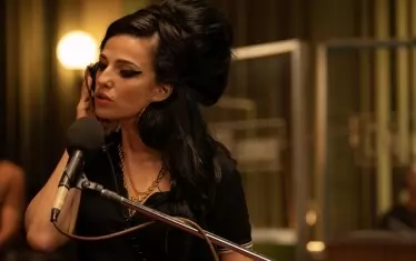 Back to Black не достига висотите, нито паденията на Ейми Уайнхаус 