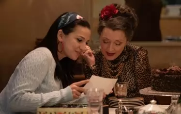  Легендата Лесли Манвил играе бабата, също певица.