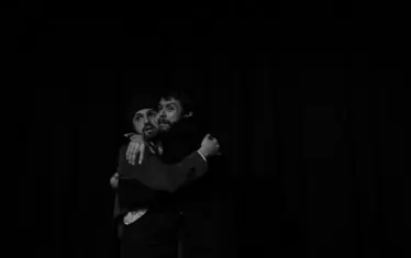  Двамата другари си "пазят страх" в нощта, пълна с неизвестни.