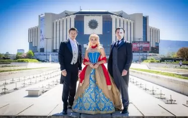 Актьорите в ролите на Фантома, Кристин и Раул позират за специална фотосесия пред НДК.