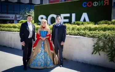 Надим Нааман с маската на Фантома и колегите му със сценични костюми.