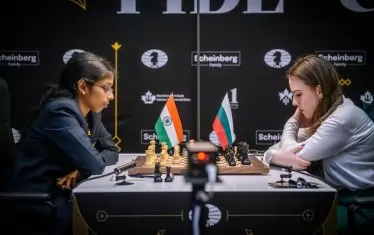 22-годишната индийка и 20-годишната българка разсъждават върху позицията на дъската.