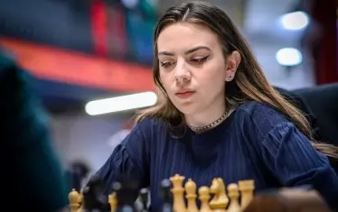 20-годишната шахматистка от Крепча разсъждава върху позицията на белите срещу 25-годишната рускиня.