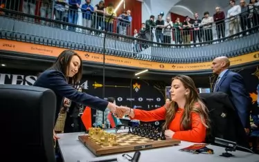 Българката и китайката се поздравяват преди началото на втората си среща в Торонто.