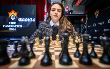 Българката и индийката разиграха Вариант на трите коня в Защита "Грюнфелд" в дебюта.