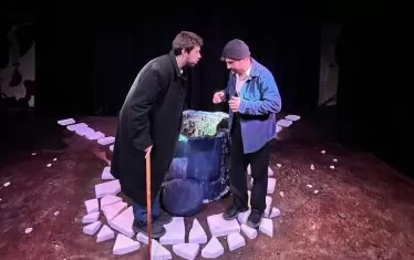  "Джобове, пълни с хляб" може да се определи като абсурдистка черна комедия.