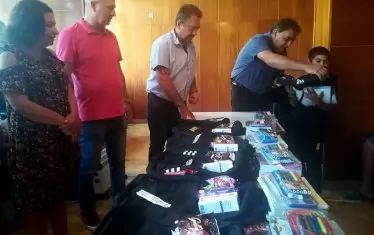 Кметът Данов (със синята риза) се грижи и за пособията на децата.