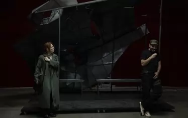  Невена Калудова и Владимир Солаков в сцена от спектакъла.