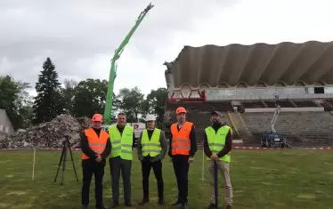 Изпълнителните директори на "ЦСКА-София" Филип Филипов (вторият от ляво на дясно) и Стоян Орманджиев (вдясно) се снимаха за спомен пред козирката на "Българска армия" в началото на нейното събаряне.
