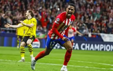 Бразилецът Самуел Лино се плези доволно, след като е отбелязал втория гол за "Атлетико" (Мадрид) във вратата на "Борусия" (Дортмунд).