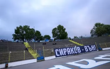 Отсъствието на фенове в сектор Б беше гарнирано с плакат срещу собственика на "Левски" Наско Сираков.