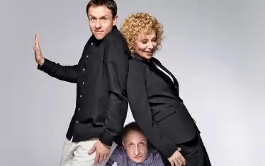  Авторът Николай Гундеров се "крие" между актьорите Стефания Колева и Деян Ангелов.