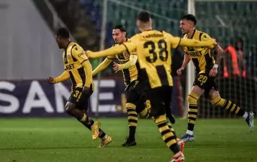 Нигериецът Уме Емануел (вляво) се радва на гола си във вратата на "ЦСКА-София".