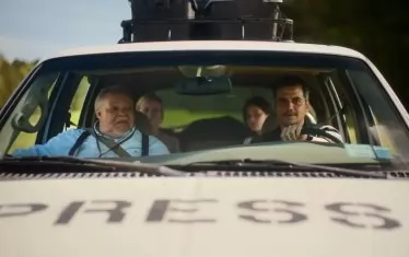  Четирима души в една кола - с надпис Press и почти обречена мисия.